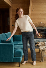 Lulumary Weicher Kurzarm-Pullover mit seitlichen Knöpfen in Beige – gerader Schnitt