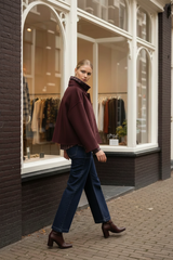 Lulumary Wickelbluse + Attentif Paris Tuchjacke Bordeaux + Ange Paris Jeans Parmy – Sleek Dutt – Amsterdam over-the-shoulder
