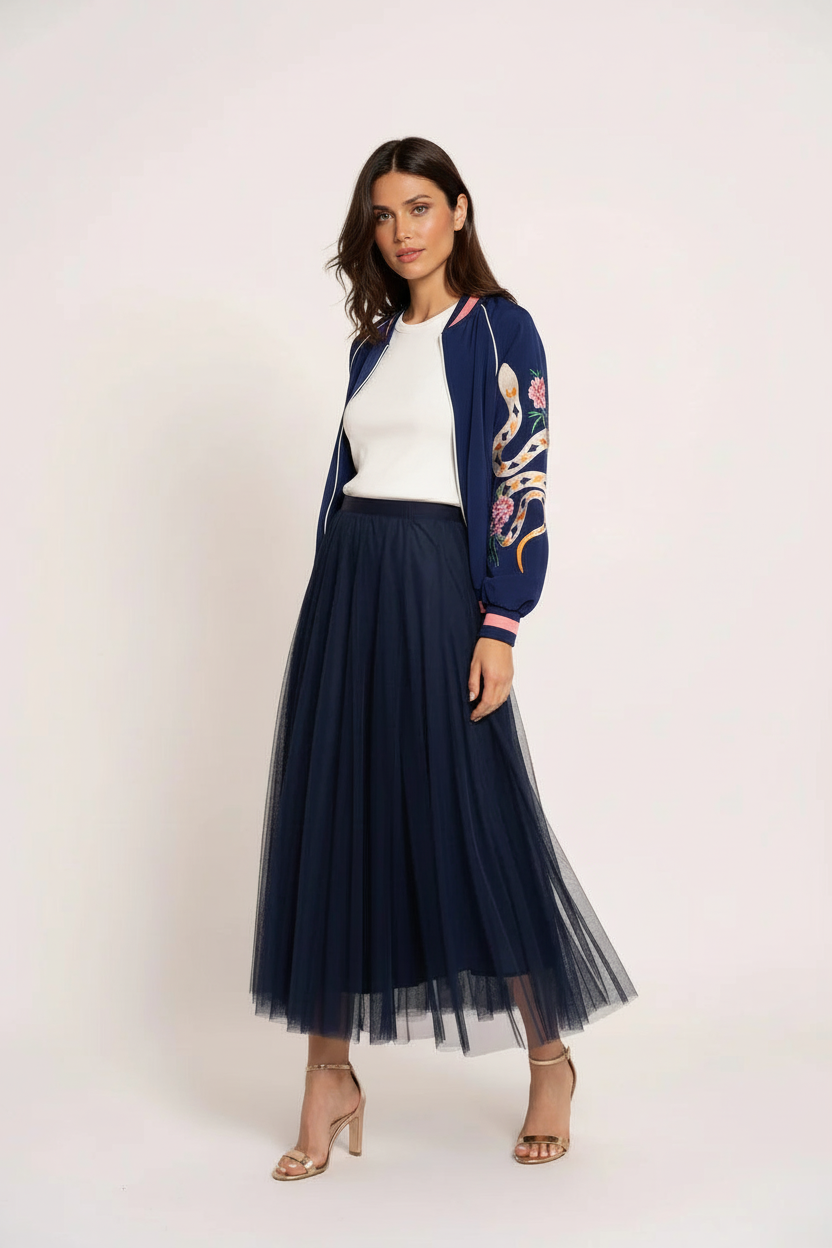 Minueto Bomberjacke Medusa – Editorial Look mit marineblauem Tüllrock & weißem Top