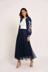 Minueto Bomberjacke Medusa – Editorial Look mit marineblauem Tüllrock & weißem Top