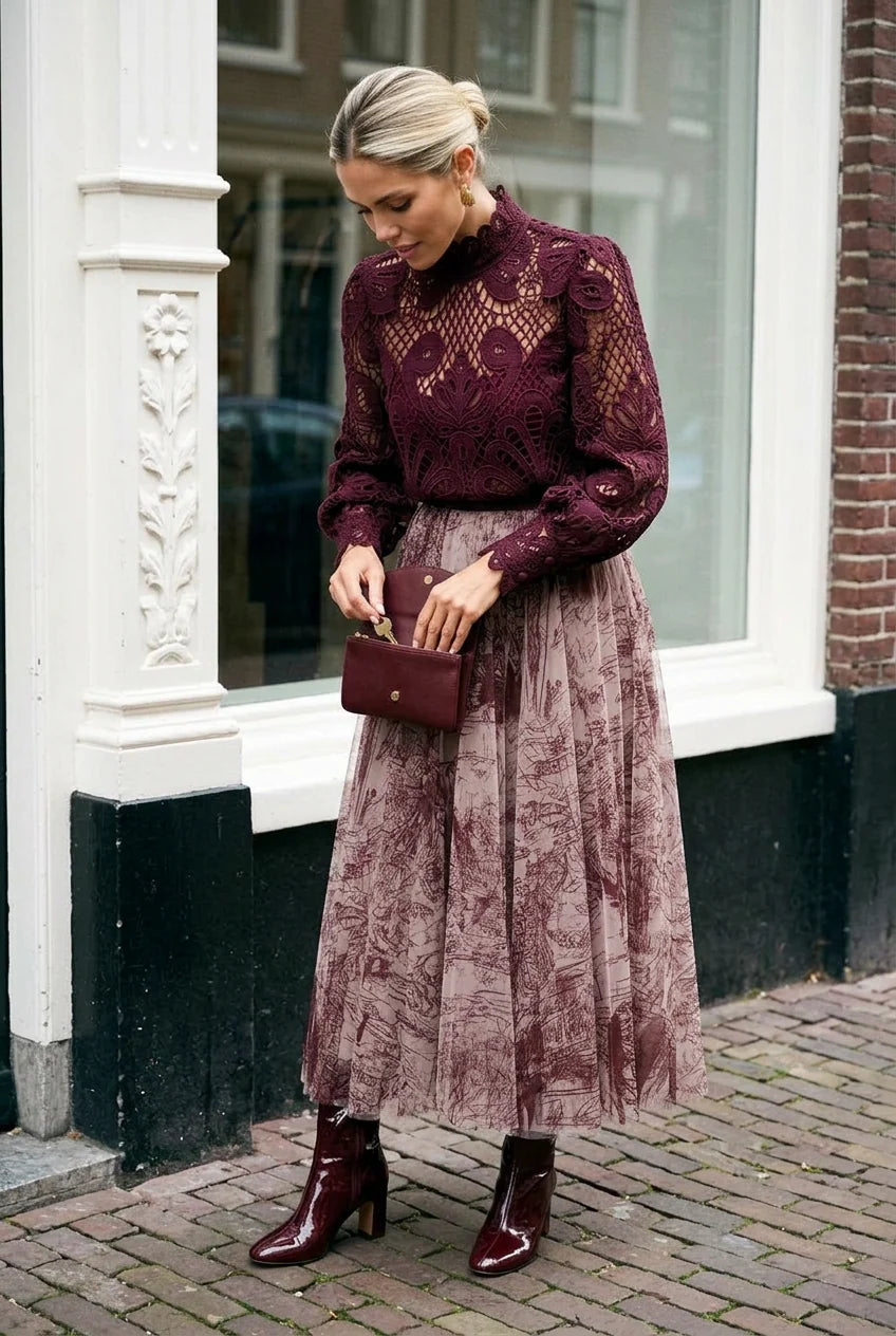 Choklate Paris Bluse Penelope aus Guipure-Spitze in Beerenrot – kurze Passform