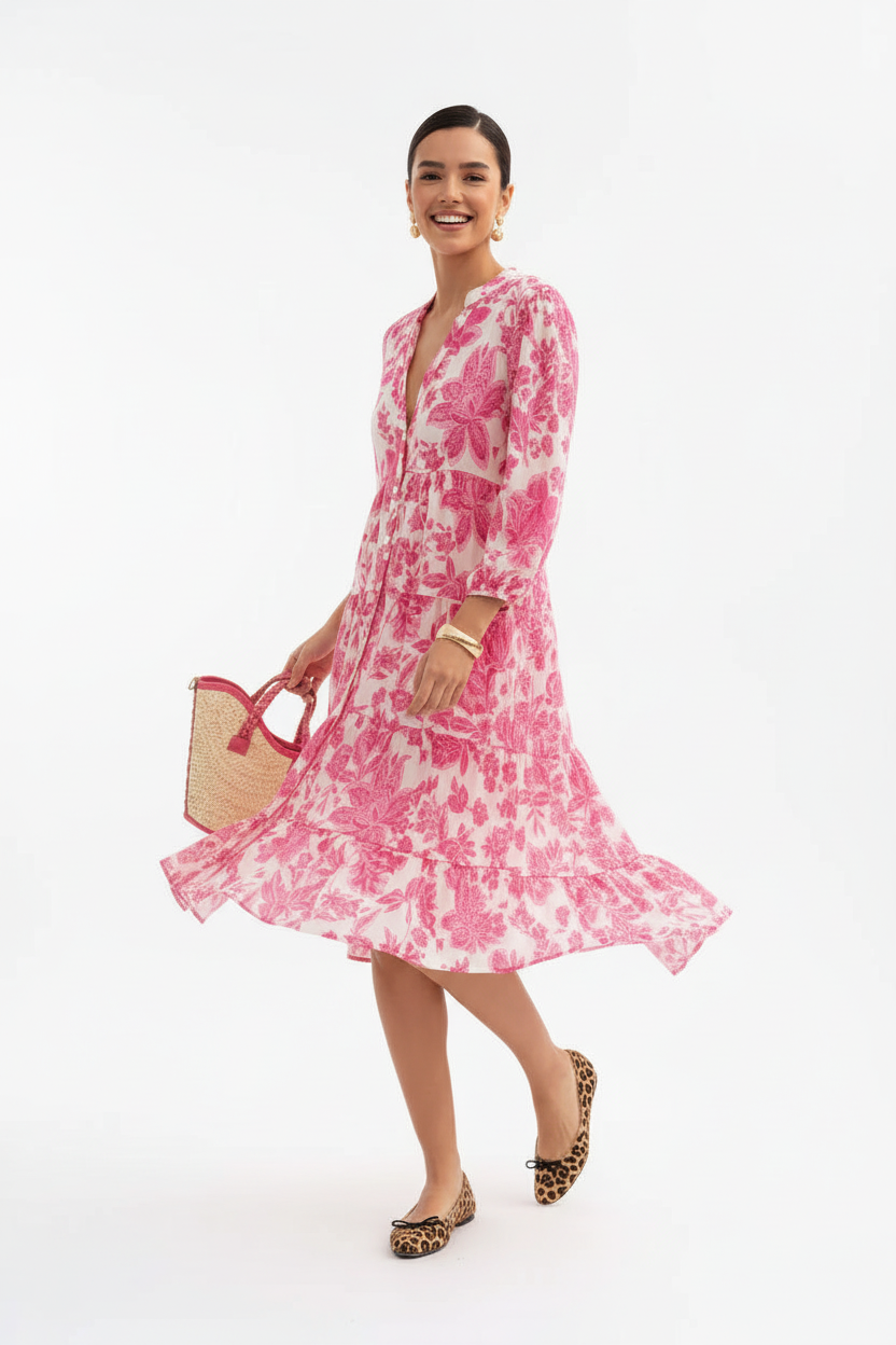 Rosa-weißes Blumenkleid mit dunkelhaarigem Model