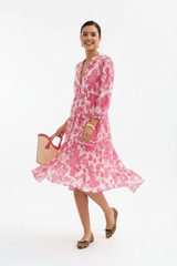 Rosa-weißes Blumenkleid mit dunkelhaarigem Model