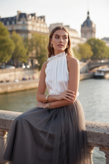 Sitzende Pose mit Fokus auf Elisabeth-Bluse - Pariser Brücke
