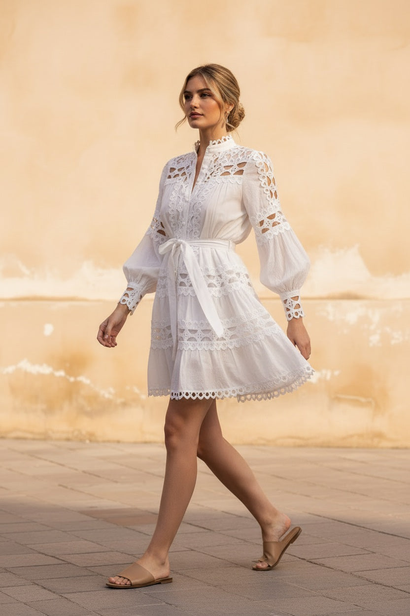 Choklate Paris - Kurzes Ellie-Kleid aus durchbrochener Baumwolle in Weiß - Hemdblusenkleid mit Spitzen-Einsätzen