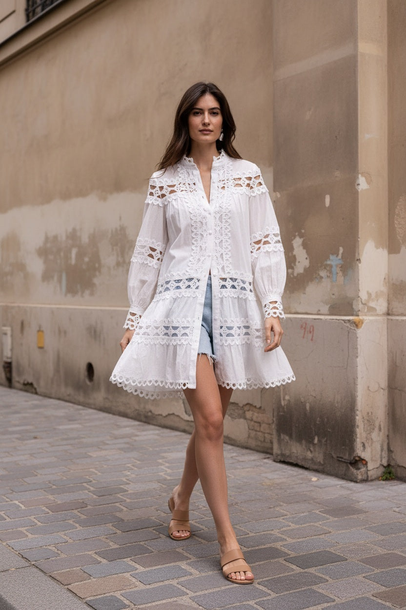 Choklate Paris - Kurzes Ellie-Kleid aus durchbrochener Baumwolle in Weiß - Hemdblusenkleid mit Spitzen-Einsätzen